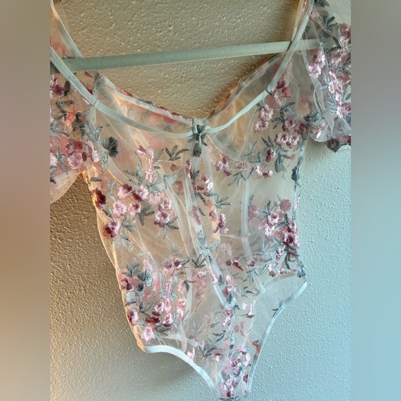 NWOT Sheer Floral Embroidered Mesh Puff Sleeve Bodysuit – Size Small - Picture 6 of 9